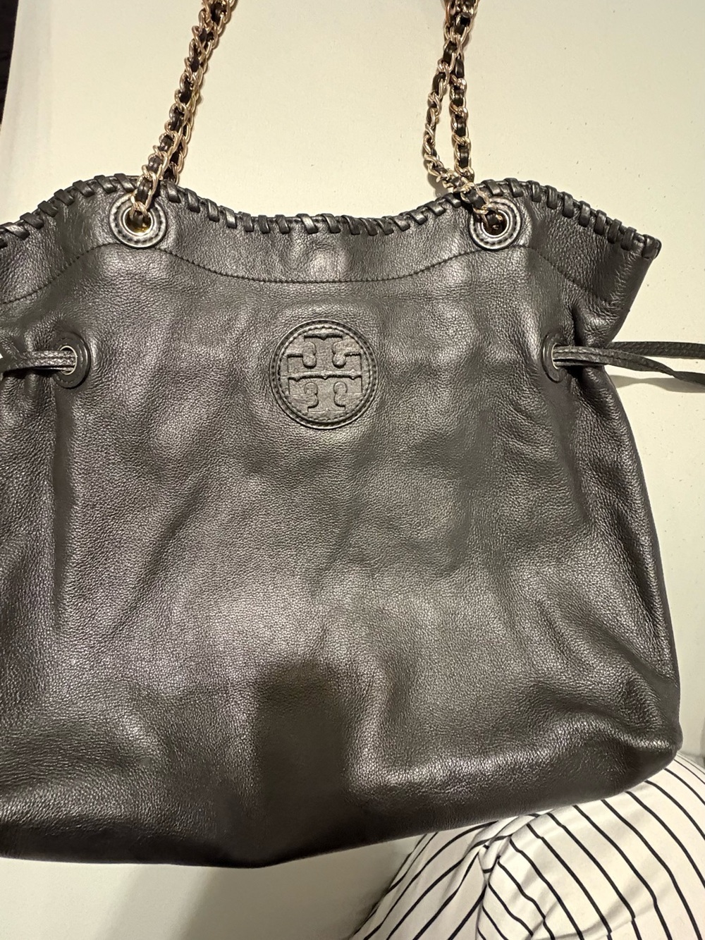 Tory Burch Black Pebbled Leather Hobo with Logo and Gold-Tone Eyelets - Picture 7 of 8